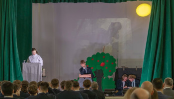 Scena z przedstawienia – mechatronik myśli, czym się zajmuje