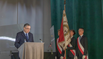 Przemówienia Dyrektora Śl.TZN; z prawej strony Poczet Sztandarowy