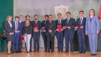 Wyróżnieni Absolwenci 5BK z Wychowawczynią i Dyrekcja