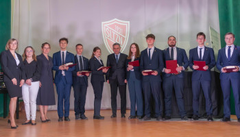 Wyróżnieni Absolwenci 5CFN z Wychowawczynią i Dyrekcja