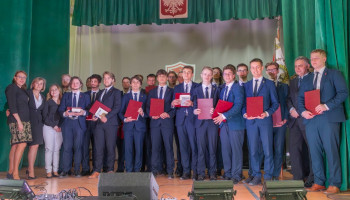 24 wyróżnionych Absolwentów 5D z Wychowawczynią i Dyrekcja