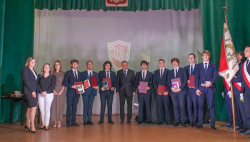 Wyróżnieni Absolwenci 5G z Wychowawczynią i Dyrekcja