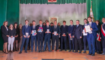 Pamiątkowe zdjęcie nagrodzonych w konkursach przedmiotowych, za czytelnictwo i działalność w SU oraz organizatorzy, opiekunowie i Dyrekcja