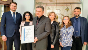 przedstawiciele szkoły oraz TUV z certyfikatem