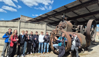 Uczestnicy wycieczki przed Muzeum Hutnictwa Cynku