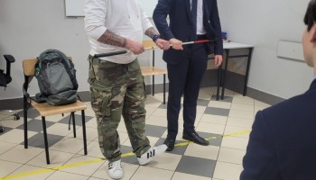 Podobna sytuacja ze spotkania – w roli osoby ociemniałej uczeń