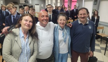Po spotkaniu – pamiątkowe zdjęcie nauczycieli z gościem