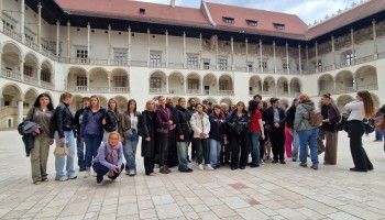 Zwiedzanie Wawelu – grupowe zdjęcie na dziedzińcu zamkowym