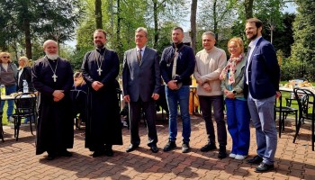 Wspólne zdjęcie kadry: ojcowie, pan konsul, dyrektorzy, koordynatorka wymiany, pan M. Radović