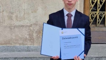 Radny przed Śląskim Urzędem Wojewódzkim