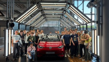 Grupa wycieczkowa po obu stronach samochodu marki Volkswagen