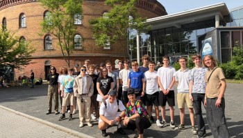 Klasa 2G z wychowawczynią przed zabytkowym dworcem kolejowym
