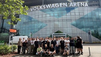 Uczestnicy wycieczki przed Volkswagen Arena