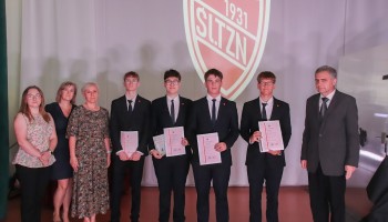 Klasa 1BJ - wyróżnieni z Dyrekcją i Wychowawczynią