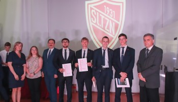 Klasa 4B - wyróżnieni z Dyrekcją i nauczycielem w zastępstwie wychowawczyni