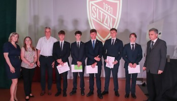 Klasa 4E  - wyróżnieni z Dyrekcją i Wychowawcą