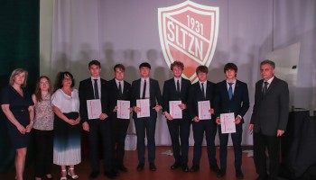 Klasa 4FK  - wyróżnieni z Dyrekcją i Wychowawczynią