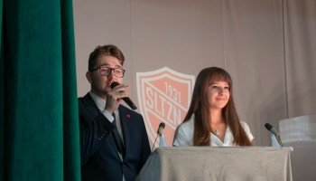 Konferansjerzy witają społeczność szkolna na akademii