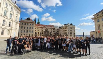 Wspólne zdjęcie przed Zamkiem na Hradczanach