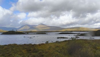 Krajobraz – góry i jezioro Loch Ness