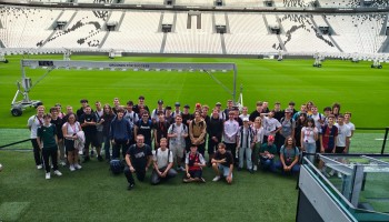 Pamiątkowe zdjęcie uczestników na płycie stadionu