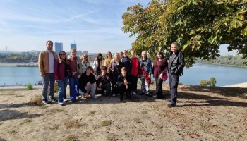 Uczestnicy w Parku Kalemegdan obok Twierdzy Belgradzkiej, w tle malownicza panorama na ujście rzeki Sawy do Dunaju
