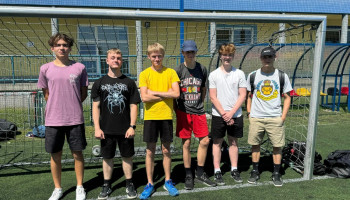 drużyna 2G – 6 zawodników na tle bramki boiska, w pozycji stojącej