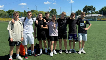 drużyna 1AN – 8 zawodników stoi na murawie boiska