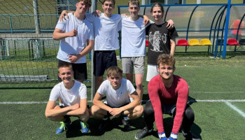 drużyna 3BK – 3 miejsce – grupa 7 zawodników, 3 w pozycji kucznej przed czterema – stojącej; tło fragment bramki i boisko