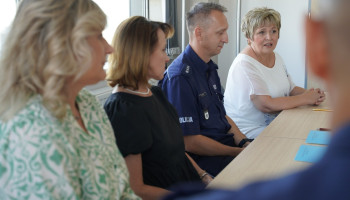 zbliżenie profilowe uczestników wydarzenia; od lewej pani dyrektor szkoły w Sosnowcu, pani Kurator, przedstawiciel Zarządu CBZC, pani dyrektor Śl.TZN