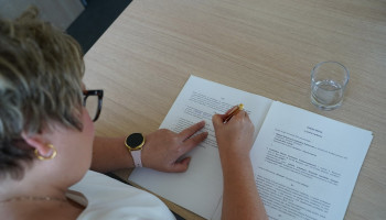 Pani dyrektor Aneta Łosiewicz w trakcie podpisywania dokumentów o współpracy