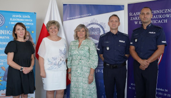 Pamiątkowe zdjęcie uczestników spotkania (pozycja stojąca), od lewej: pani A. Dyla, pani A. Łosiewicz, pani dyrektor ZSEiI, dwaj przedstawiciele Zarządu CBZC