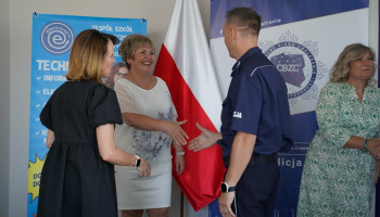 Po podpisaniu dokumentów – dyrektor Śl.TZN podaje rękę przedstawicielowi CBZC