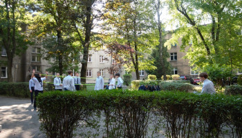 aktywny wypoczynek grupy uczniów na boisku do siatkówki