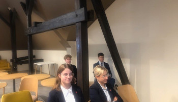 Uczniowie Śl.TZN – uczestnicy kongresu w strojach statutowych: na 1. planie siedzą dziewczęta, na 2. – chłopcy