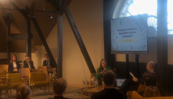 Warsztaty o biznesie; na ekranie napis: Czego potrzebujemy, aby odnieść sukces w biznesie?; prowadzący zajęcia i uczestnicy (m.in. nasi uczniowie)