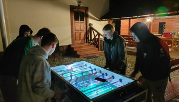 Uczniowie grają w piłkarzyki