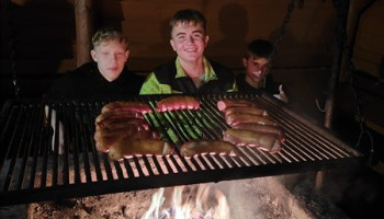 uczniowie przy ognisku