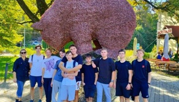 Uczniowie z wiślanskim niedźwiadkiem