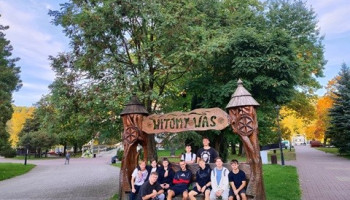 Uczniowie z wychowawcą na ławce w Wiśle