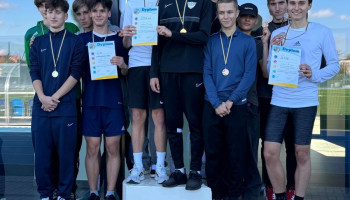 zawodnicy LA na podium, grupa, 3 z dyplomami