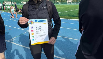 zdobywczyni I miejsca na 100 metrów dziewcząt z dyplomem