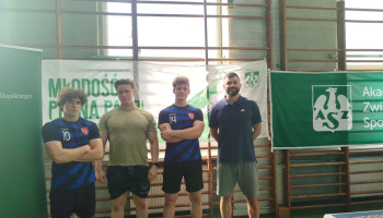 trzej reprezentanci szkoły w ergometrze wioślarskim z opiekunem