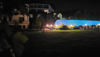 Widok ośrodka i basenu