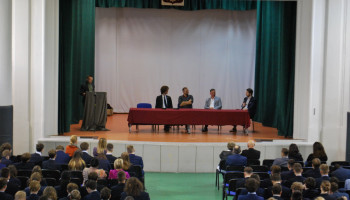 debata, opinia następnego gościa, poniżej sceny widoczne audytorium uczestników wydarzenia