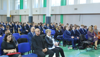 zbliżenie: Pani Dyrektor, Naczelnik WEiS UM Katowice, inni zaproszeni goście – pierwszym rzędzie; koordynator projektu w Śl.TZN, uczestniczący uczniowie