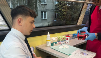 uczeń podczas oddawania krwi w ambulansie