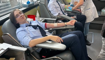 2 uczniów oddających krew