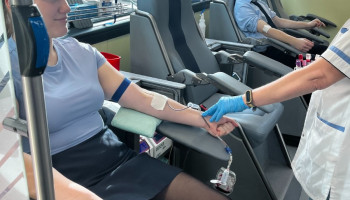 uczennica i uczeń jako honorowi dawcy krwi