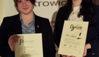 uczestniczki konkursu z dyplomami; z prawej uczennica, która zdobyła wyróżnienie